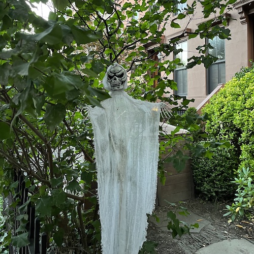 Getting kind of spooky. Park Place, Prospect Heights, Brooklyn.